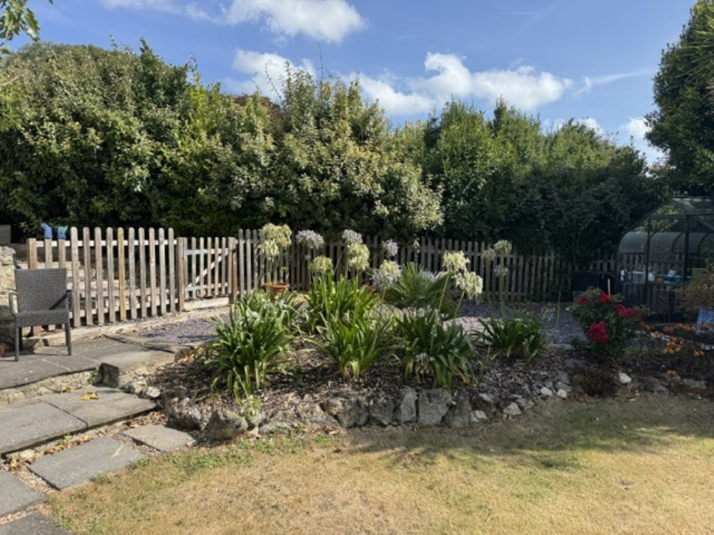 Lot: 77 - FORMER STABLE BLOCK ARRANGED AS A CHARMING COTTAGE WITH GARAGE AND GARDENS - The Garden